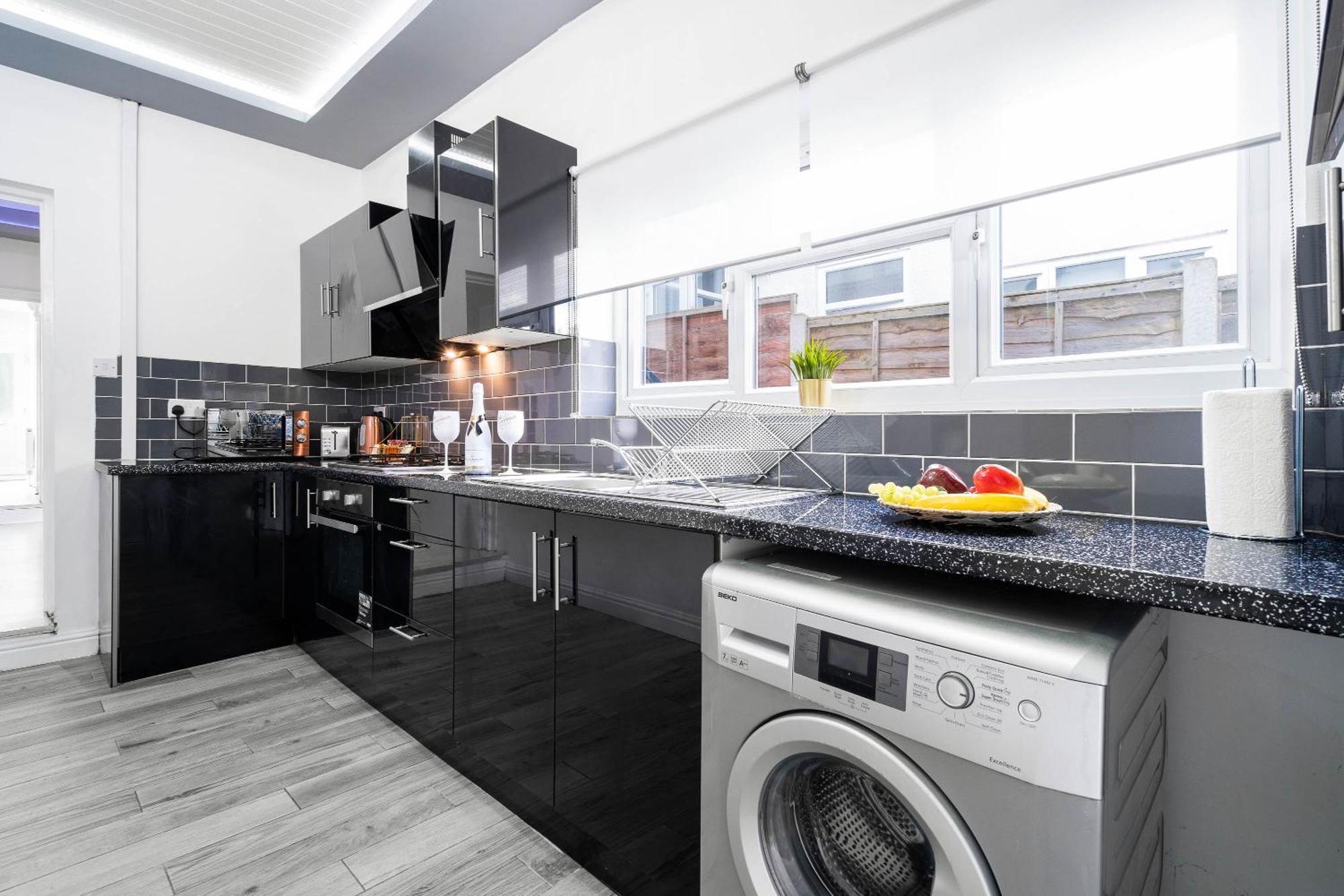 Five Bedroom Townhouse - Near City Centre - Edgbaston - On Street Parking - Wifi - Netflix - 974P Birmingham Exterior foto
